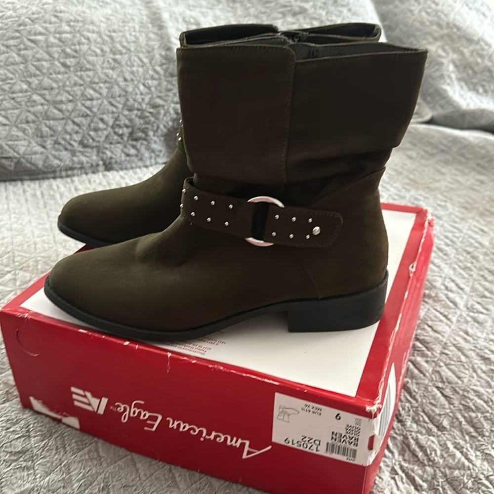 American eagle boots olive green.